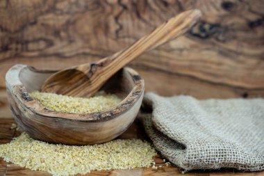 Kurutulmuş kuskus ve zeytin ağacı.