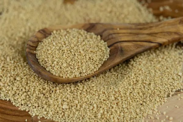 Kurutulmuş kuskus ve zeytin ağacı.