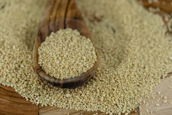 Kurutulmuş kuskus ve zeytin ağacı.