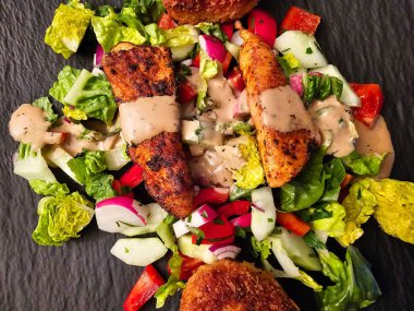 Kızarmış pilav topları çıtır çıtır.