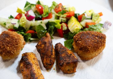 Kızarmış pilav topları çıtır çıtır.