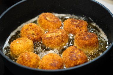 Kızarmış pilav topları çıtır çıtır.