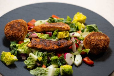 Kızarmış pilav topları çıtır çıtır.