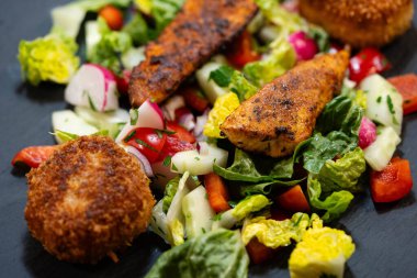 Kızarmış pilav topları çıtır çıtır.