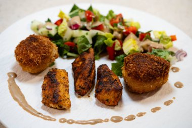 Kızarmış pilav topları çıtır çıtır.