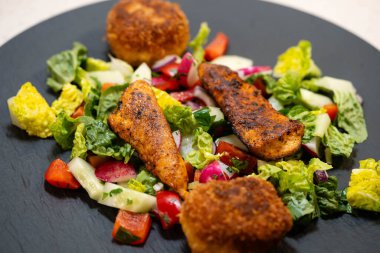 Kızarmış pilav topları çıtır çıtır.