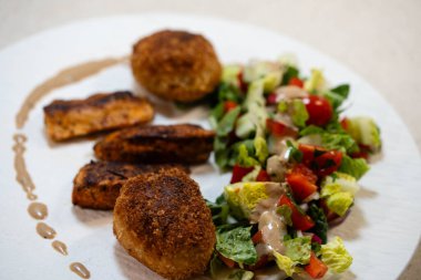 Kızarmış pilav topları çıtır çıtır.