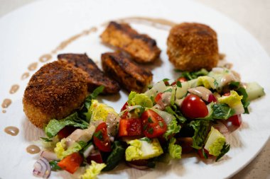 Kızarmış pilav topları çıtır çıtır.