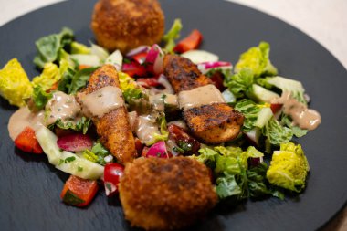 Kızarmış pilav topları çıtır çıtır.