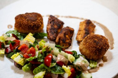 Kızarmış pilav topları çıtır çıtır.