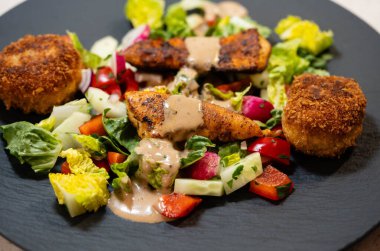 Kızarmış pilav topları çıtır çıtır.