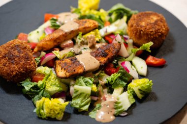 Kızarmış pilav topları çıtır çıtır.