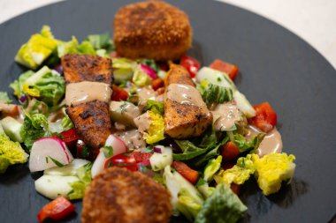 Kızarmış pilav topları çıtır çıtır.