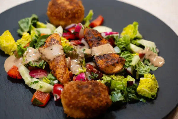 Kızarmış pilav topları çıtır çıtır.