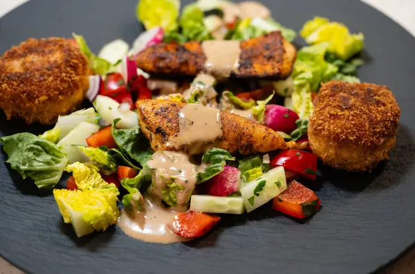 Kızarmış pilav topları çıtır çıtır.