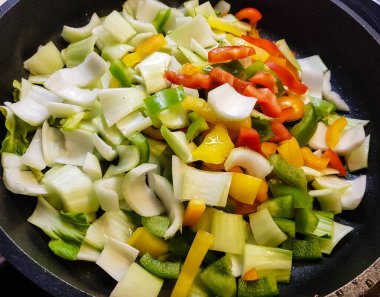 Sebzeler ve baharatlar kızartma tavasında.