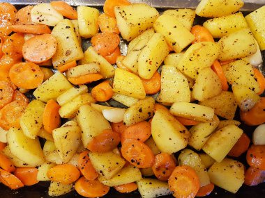 Sebzeler ve baharatlar kızartma tavasında.