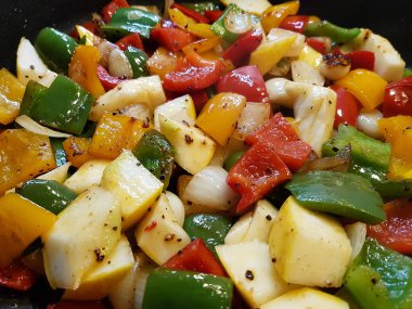 Sebzeler ve baharatlar kızartma tavasında.