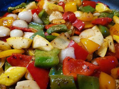 Sebzeler ve baharatlar kızartma tavasında.