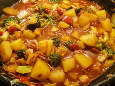 Sebzeler ve baharatlar kızartma tavasında.