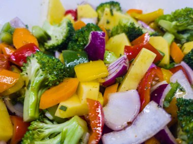 Sebzeler ve baharatlar kızartma tavasında.