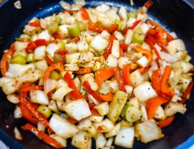 Sebzeler ve baharatlar kızartma tavasında.