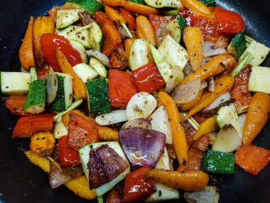 Sebzeler ve baharatlar kızartma tavasında.