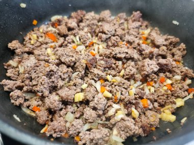 Sebzeler ve baharatlar kızartma tavasında.