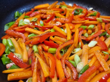 Sebzeler ve baharatlar kızartma tavasında.