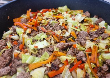 Sebzeler ve baharatlar kızartma tavasında.