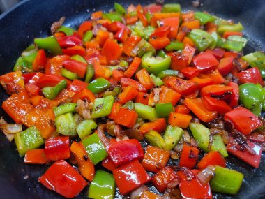 Sebzeler ve baharatlar kızartma tavasında.