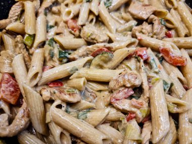 Sebzeler ve baharatlar kızartma tavasında.