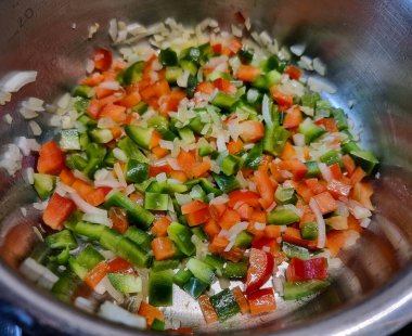 Sebzeler ve baharatlar kızartma tavasında.