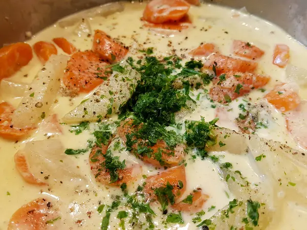 Sebzeler ve baharatlar kızartma tavasında.