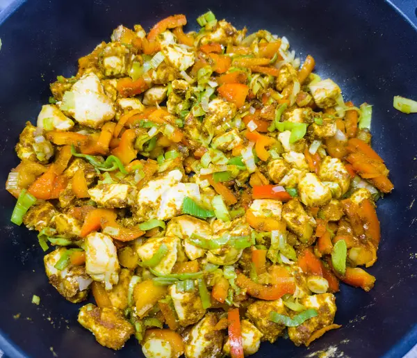 Sebzeler ve baharatlar kızartma tavasında.