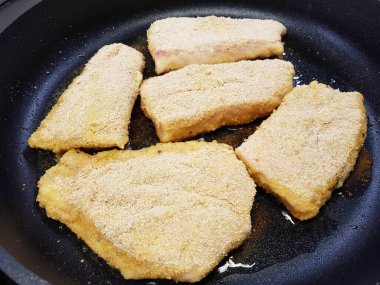 kızarmış patatesli kızarmış balık.