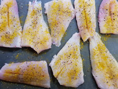 kızarmış patatesli kızarmış balık.