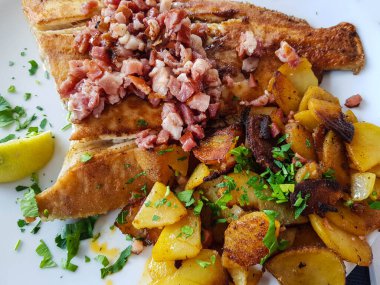 kızarmış patatesli kızarmış balık.