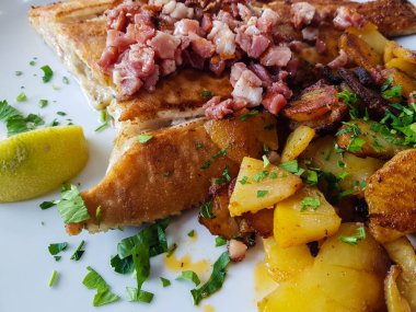 kızarmış patatesli kızarmış balık.