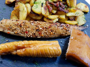 kızarmış patatesli kızarmış balık.