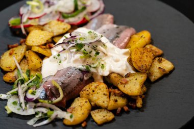 kızarmış patatesli kızarmış balık.