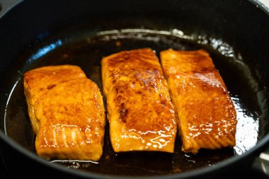 Teriyaki soslu en iyi somon bifteği.