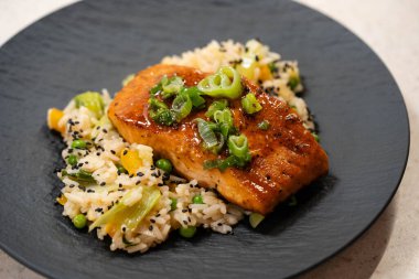 Teriyaki soslu en iyi somon bifteği.