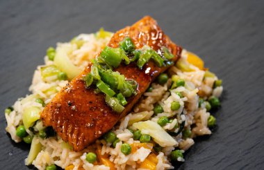 Teriyaki soslu en iyi somon bifteği.