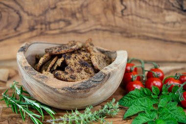 Doğal malzemelerden yapılmış vejetaryen ekmek cipsi.