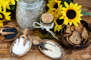 Doğal malzemelerden yapılmış vejetaryen ekmek cipsi.