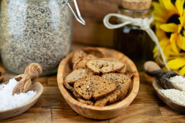 Doğal malzemelerden yapılmış vejetaryen ekmek cipsi.