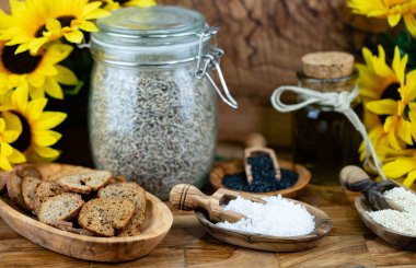 Doğal malzemelerden yapılmış vejetaryen ekmek cipsi.