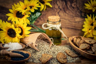 Doğal malzemelerden yapılmış vejetaryen ekmek cipsi.