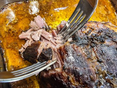 Domates soslu domuz burger.